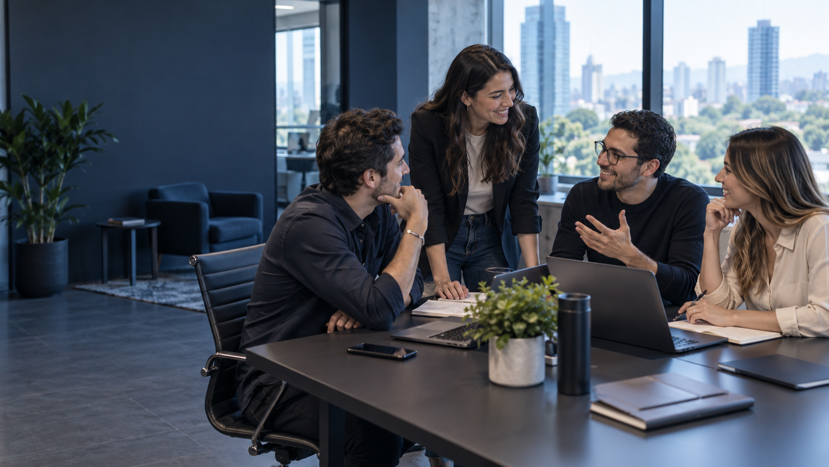 Personas colaborando en una mesa de trabajo